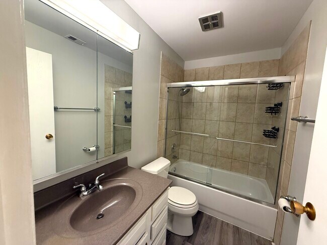 Building Photo - 5810 Oakwood Dr