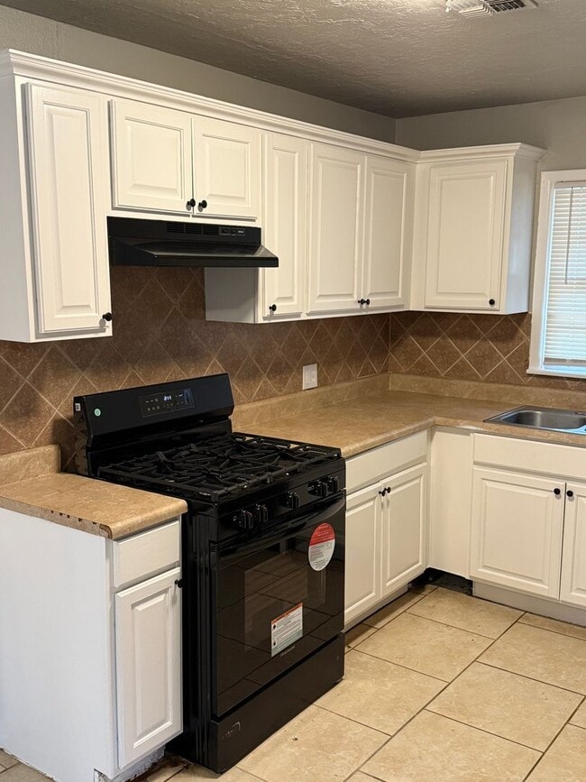 Building Photo - Charming 3-Bedroom Home with Bonus Room – Fully Updated and Move-In Ready!