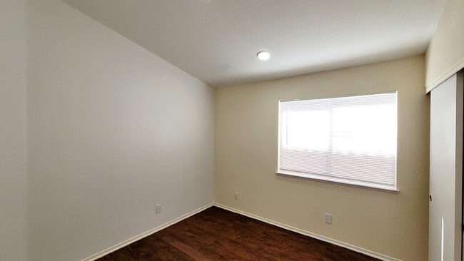 Building Photo - 9725 Sierra Mesa Ave