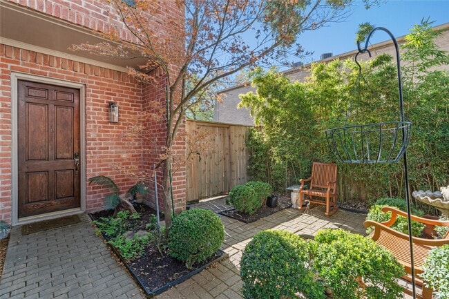 Building Photo - 6732 Vanderbilt St