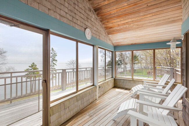 Building Photo - 18 Eastward