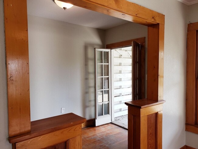 Building Photo - 2 Bedroom, 1 Bath Apartment in Munger Plac...