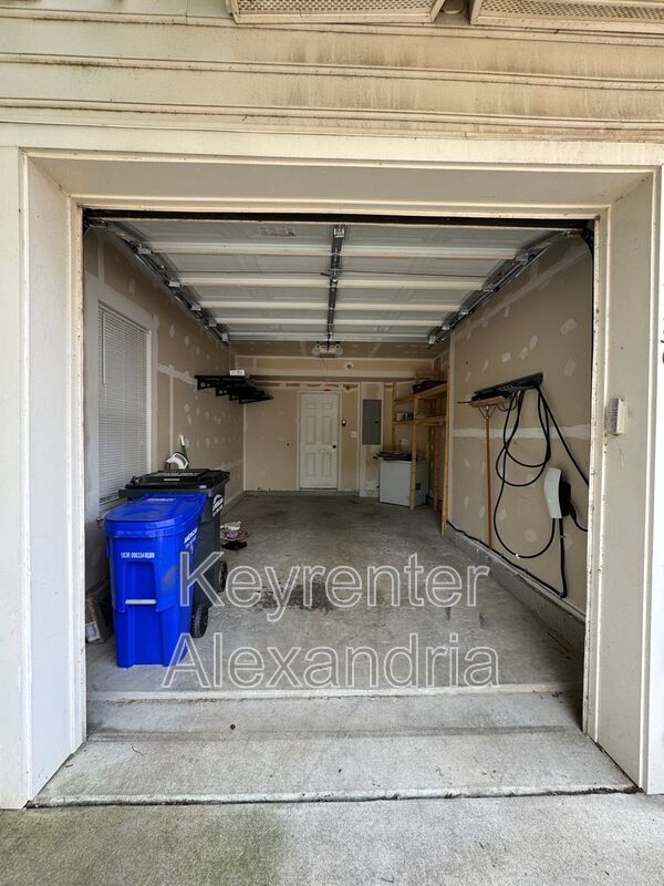 Building Photo - 2561 Eastbourne Dr
