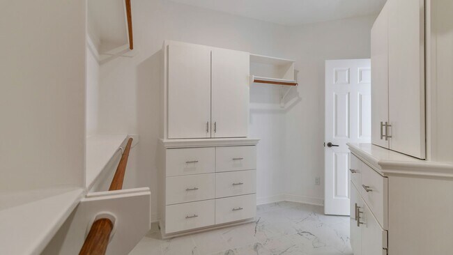 Building Photo - 14918 Plantation Oak Dr