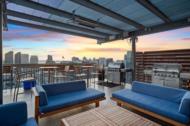 Building Photo - Modern Elegance Meets Iconic Views – Luxur...