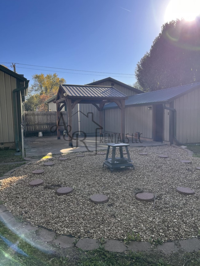 Building Photo - 204 W Leighton St