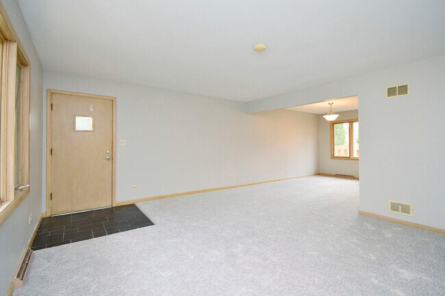 Building Photo - 2025 Milton Ave