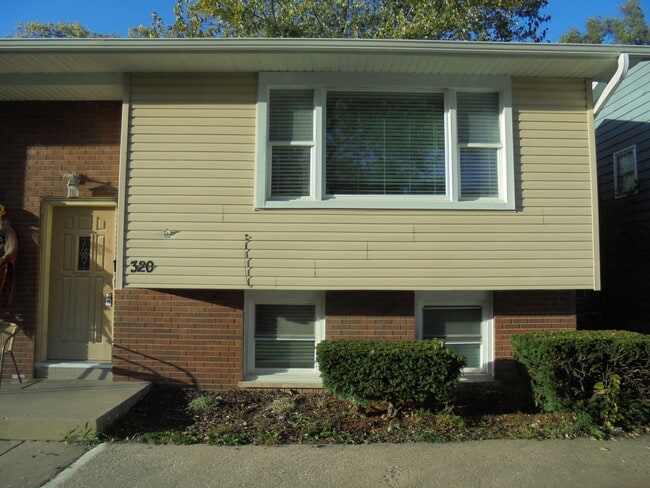 Building Photo - 320 Pine Ave