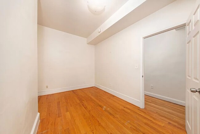 Building Photo - Charming 2br/1ba Near U St/Shaw with Parking!