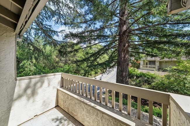 Building Photo - Luxury 3-Level Townhome in Highly Desirable Sharon Heights Neighborhood