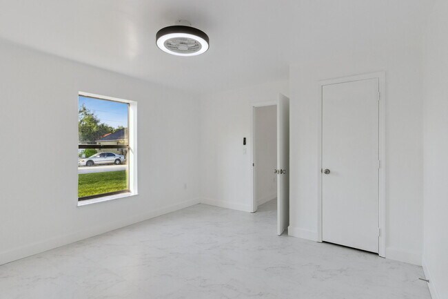 Building Photo - 527 Glade Ct