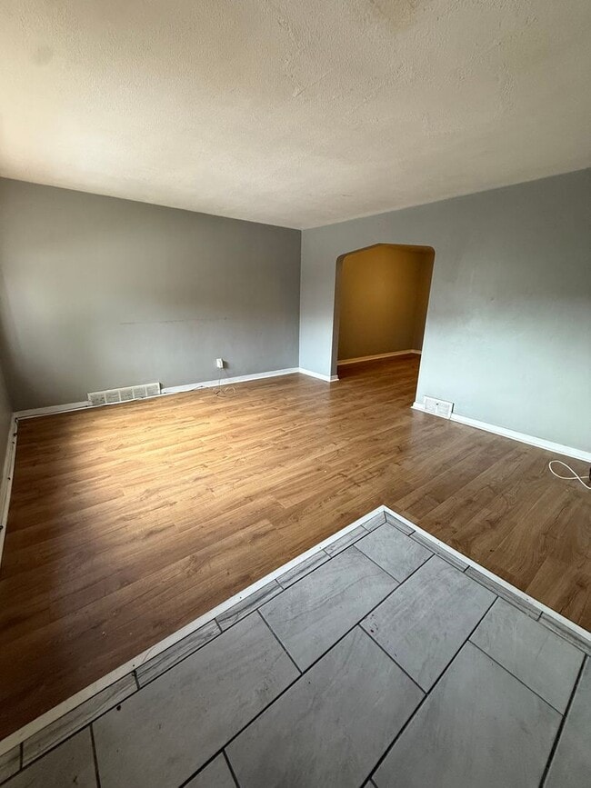 Building Photo - Brentwood-3 Bedroom Home available NOW!