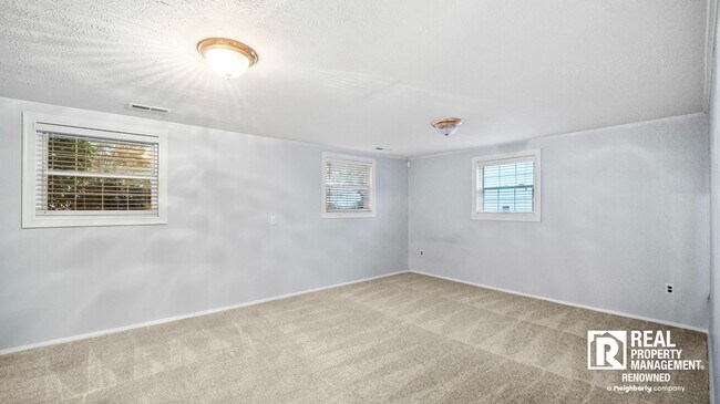 Building Photo - Lovely 4 BR/2.5 BA Split-level in Quite Ne...