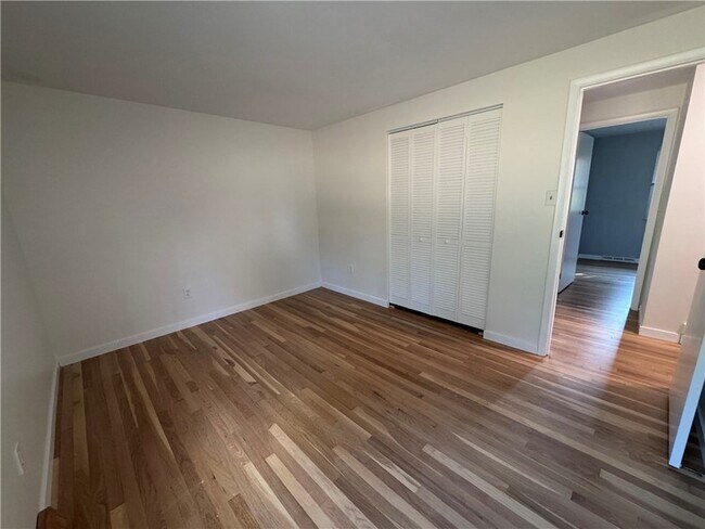 Building Photo - 111 Treeview Dr