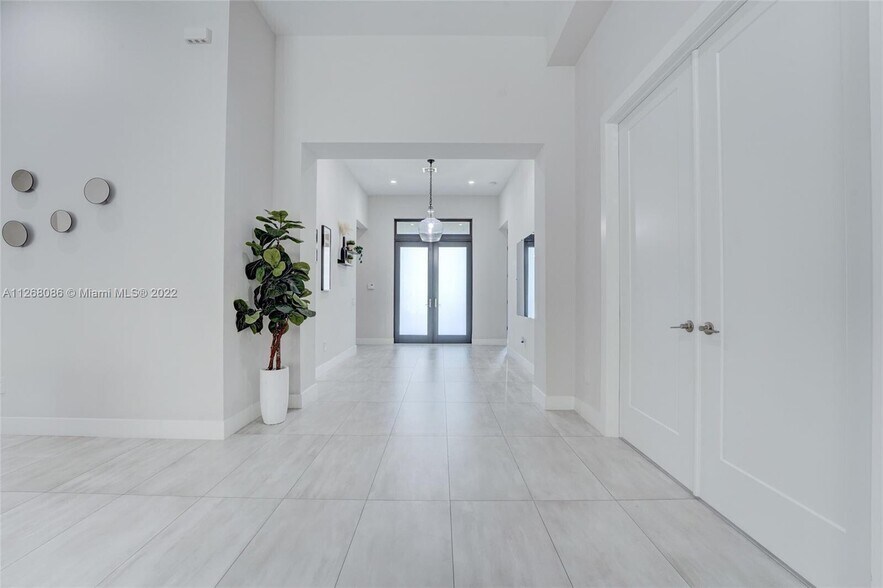 Building Photo - 5663 Brookfield Cir W