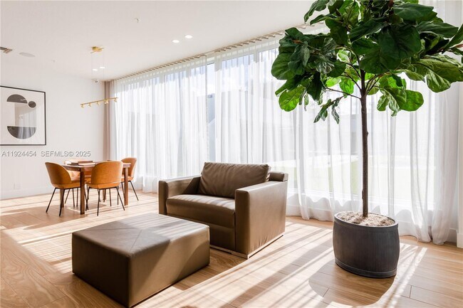 Building Photo - 1950 W 49th St