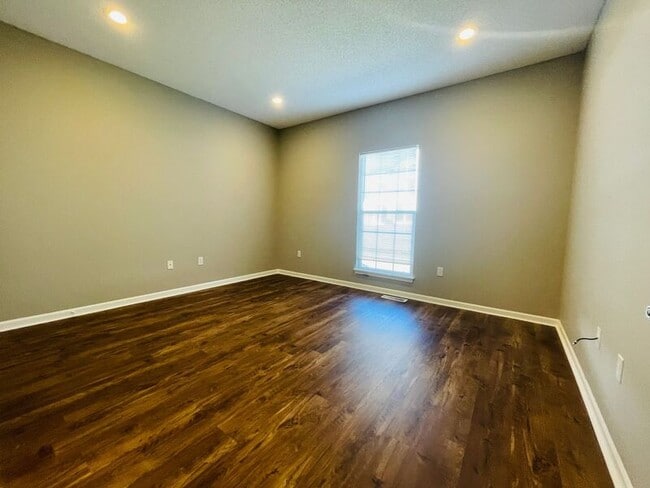 Building Photo - 10340 Parkview Ave