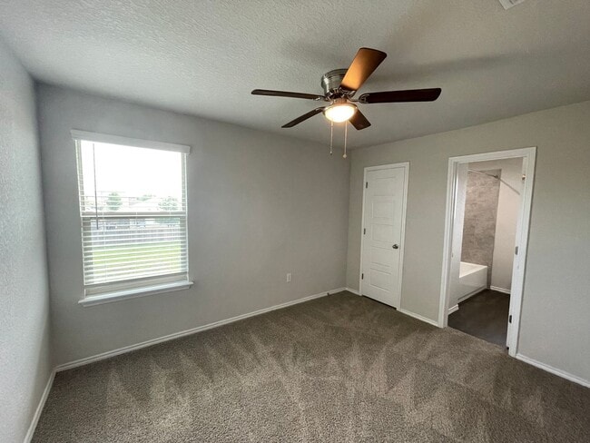 Building Photo - Luxury 3/2.5 Townhouse in NBTX