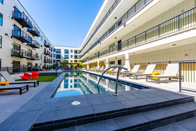 Building Photo - Luxurious Industrial Loft - 2 bed 2 bath c...