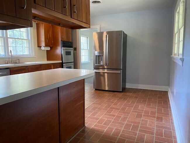 Building Photo - Rambling Brick Rancher with water views cl...