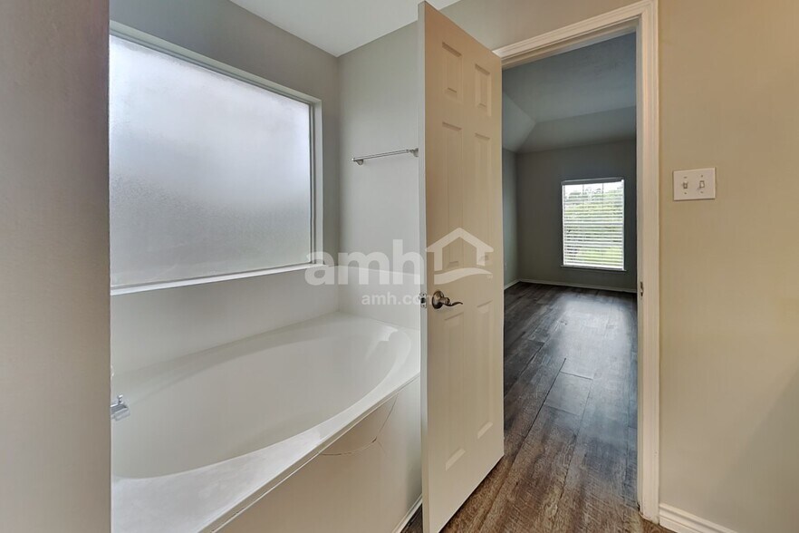 Building Photo - 14006 Honey Bee Ct