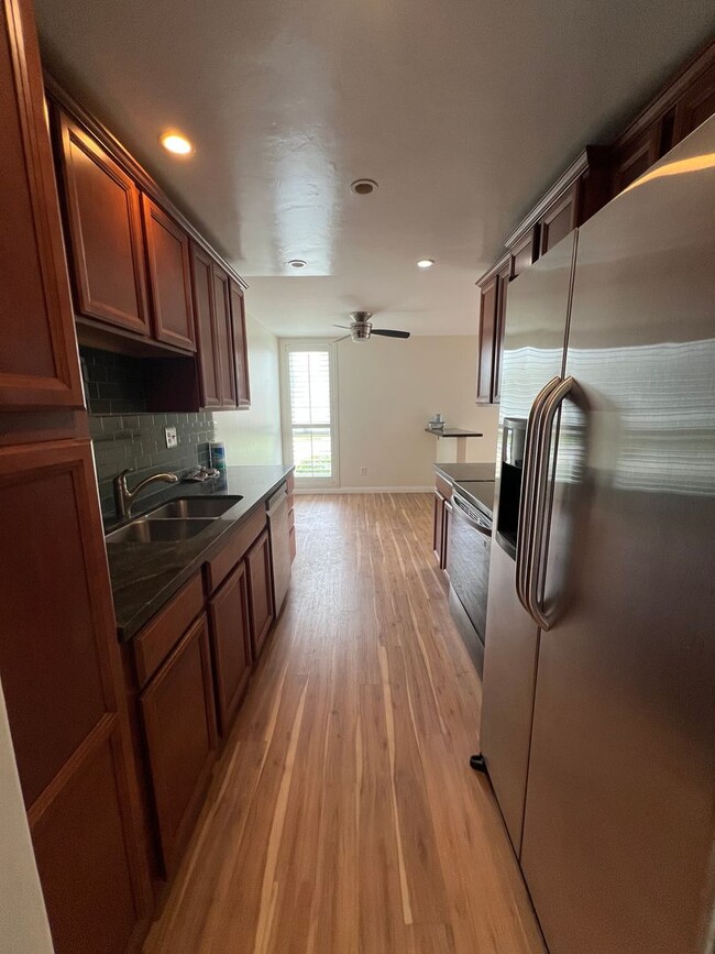 Building Photo - GREAT location, downstairs 2+2 condo