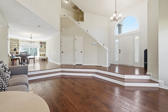 Building Photo - 1721 Chestwood Dr