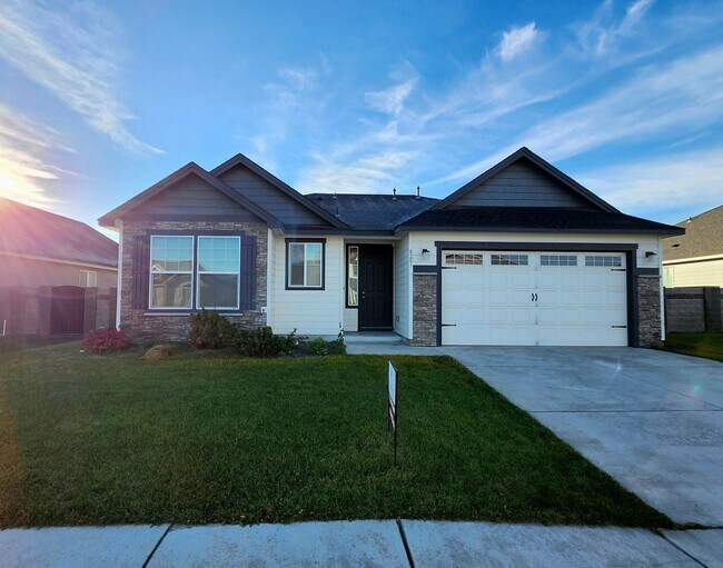 Building Photo - MOVE-IN SPECIAL: 1/2 MONTHS RENT FREE! Spacious Fully Fenced Backyard