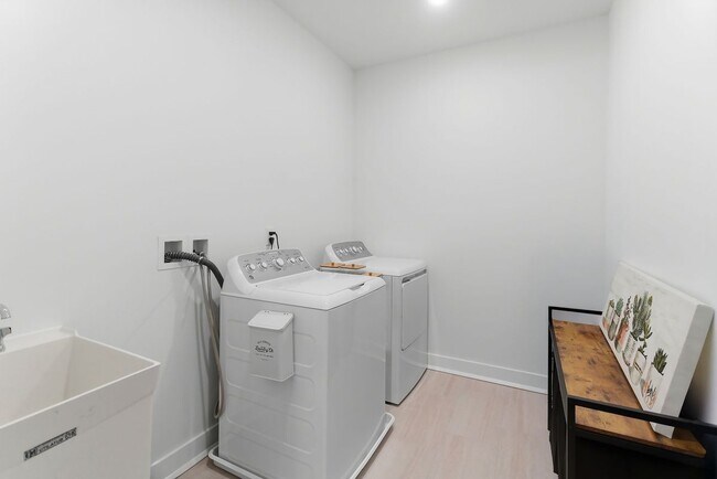 Building Photo - 1402 Journey Ave
