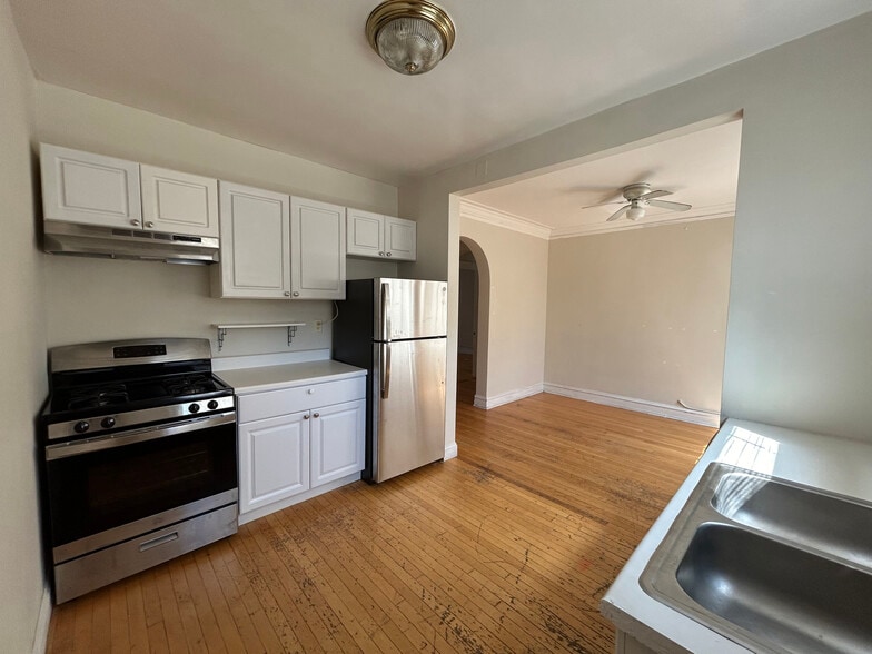 Building Photo - 910 Green Bay Rd