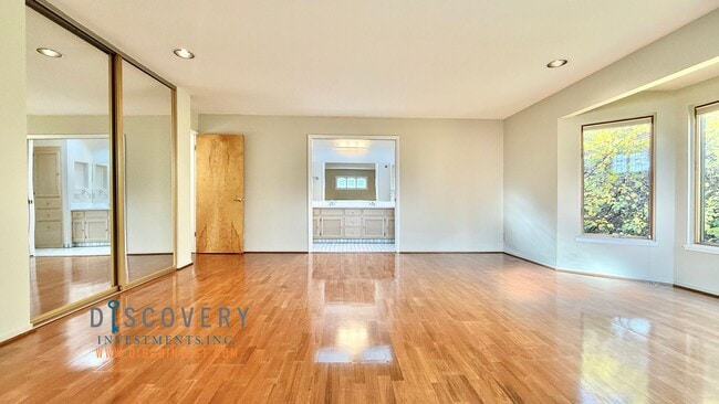 Building Photo - Updated MCM Gem in Adams Point