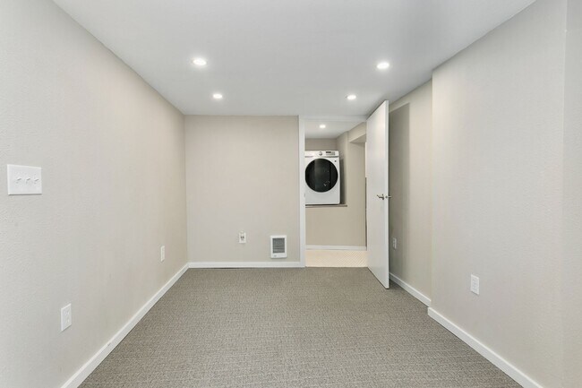 Building Photo - 2 bd 1 bath Apartment-entire bottom floor