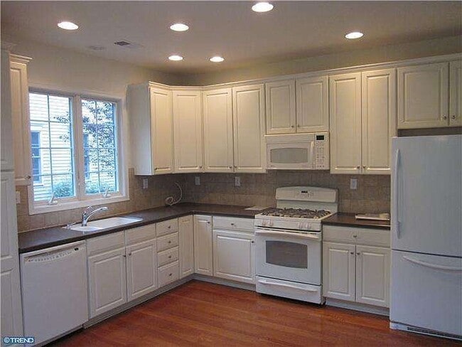 Building Photo - 11 Wedgewood Ct