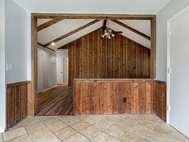 Building Photo - Cute as a button ranch home!