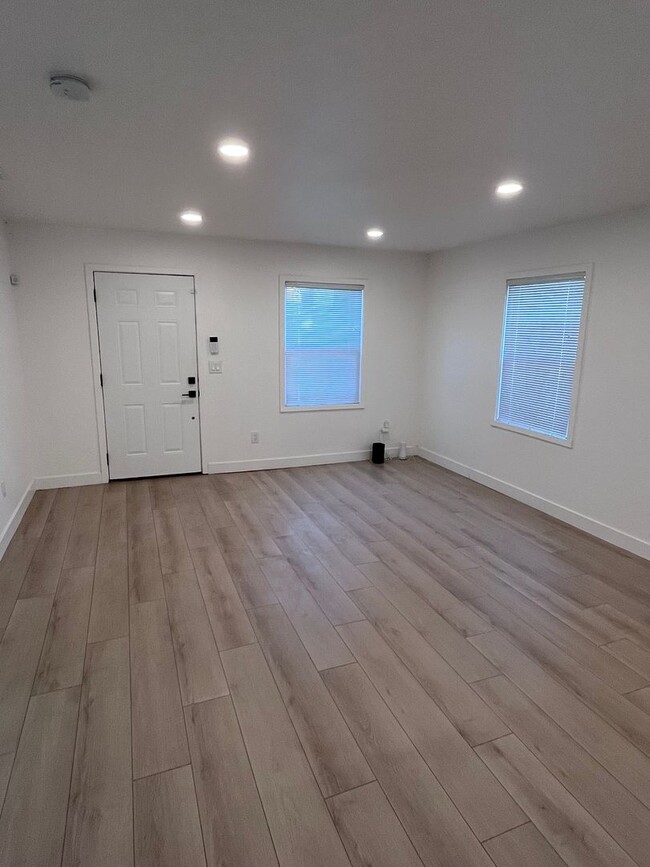 Building Photo - BEAUTIFUL REMODELED HOME IN SACRAMENTO NEA...