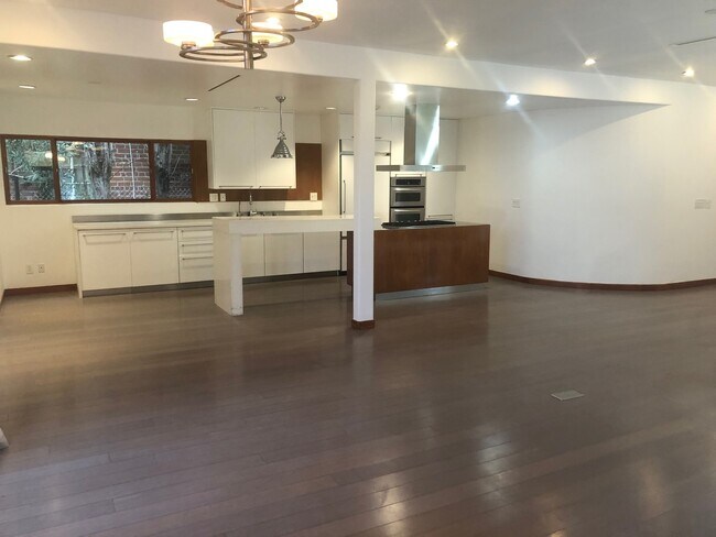 Building Photo - 128 S Carson Rd