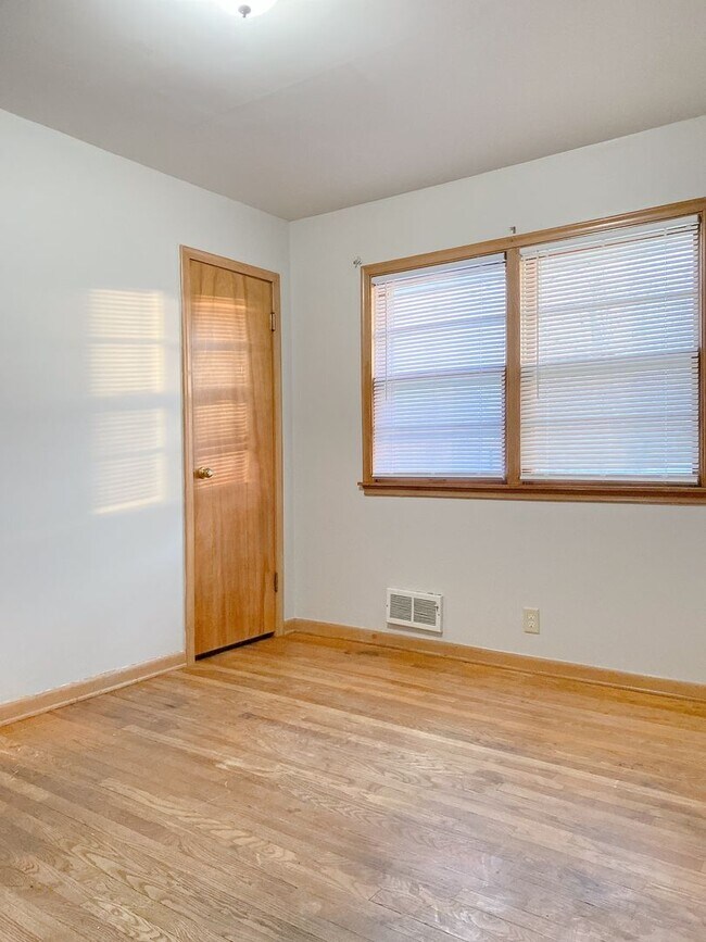 Building Photo - Beautiful 3 bed 1 bath house, over sized driveway, garage and fenced in back yard $1,795  [Move-i...