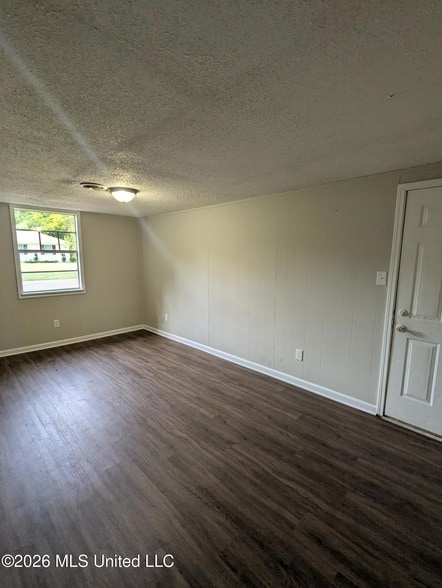 Building Photo - 2628 Hillcrest Dr