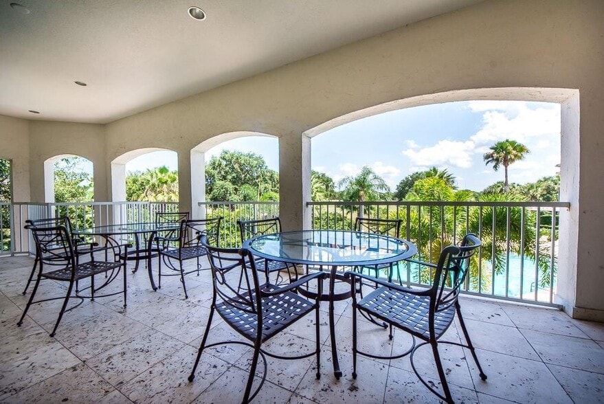 Building Photo - 5080 Fairways Cir