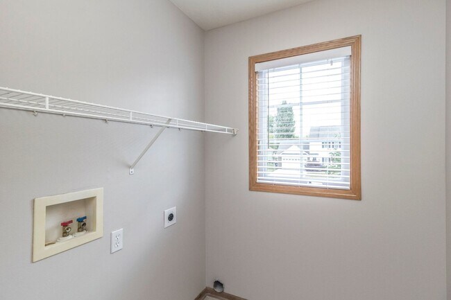 Building Photo - FANTASTIC LOCATION!! 3 Bed, 2.5 Bath Home in Waukee
