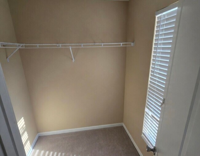 Building Photo - 3 Bed Updated Condo