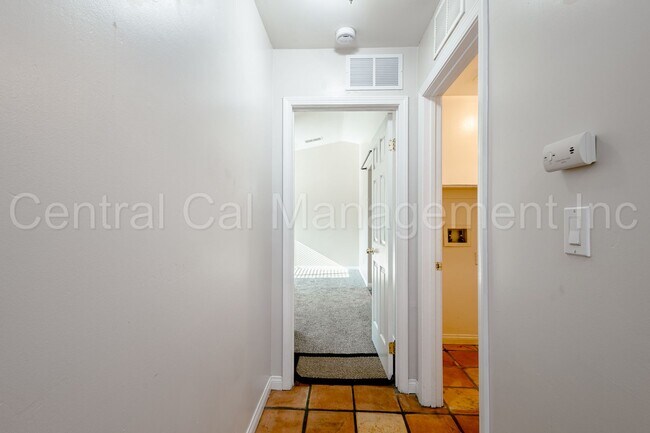 Building Photo - 3 Bedroom/2 Bath Home with Solar in the De...