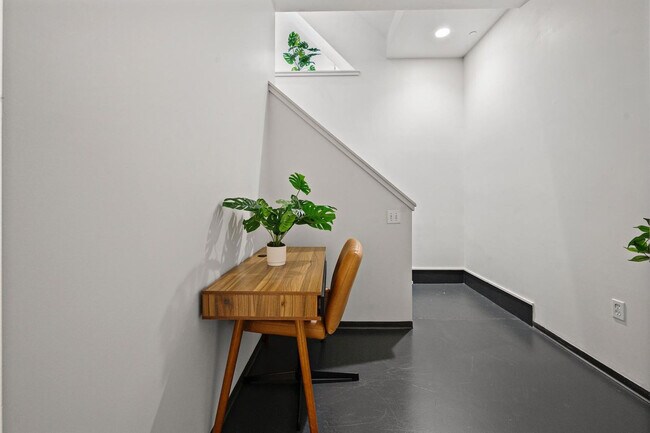 Building Photo - 160 E Berkeley St