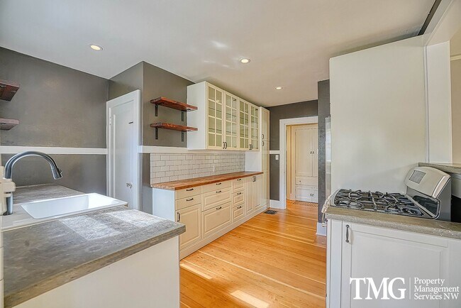 Building Photo - 3 BD SW Portland Home Near Multnomah Village