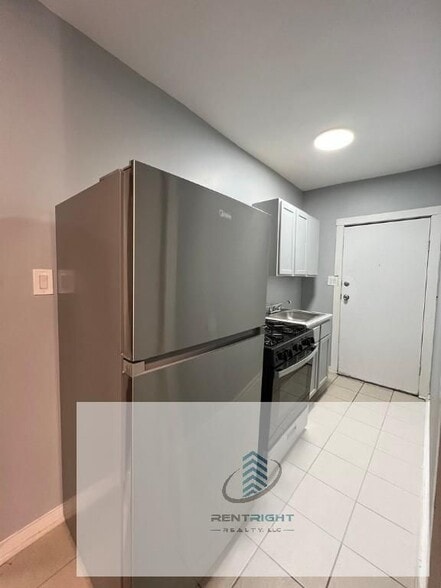 Building Photo - 348 W 74th St