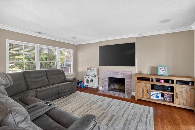 Building Photo - 3 Bed, 2 Bath home in quiet neighborhood