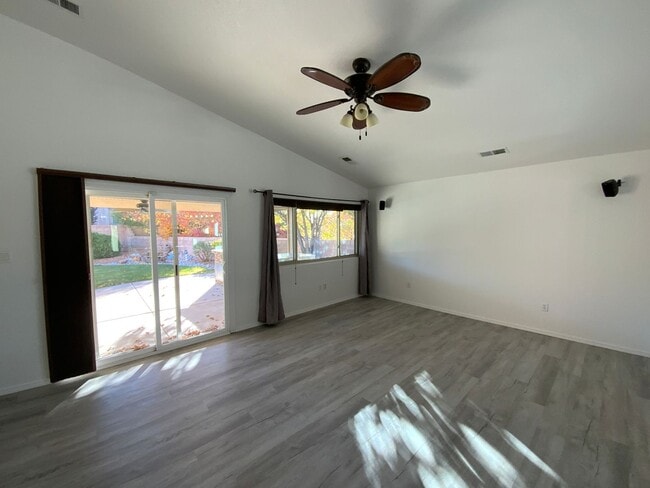 Building Photo - 4 Bedroom Single Story Home Available in C...