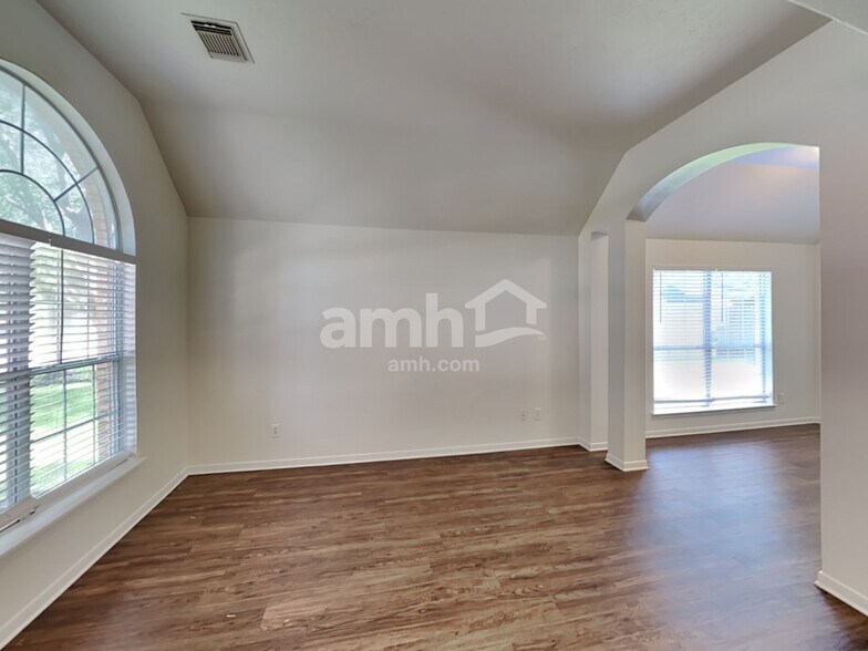 Building Photo - 802 Cherry Blossom Dr