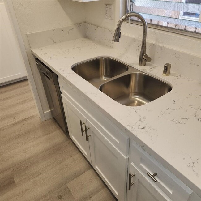 Building Photo - 1040 W MacArthur Blvd