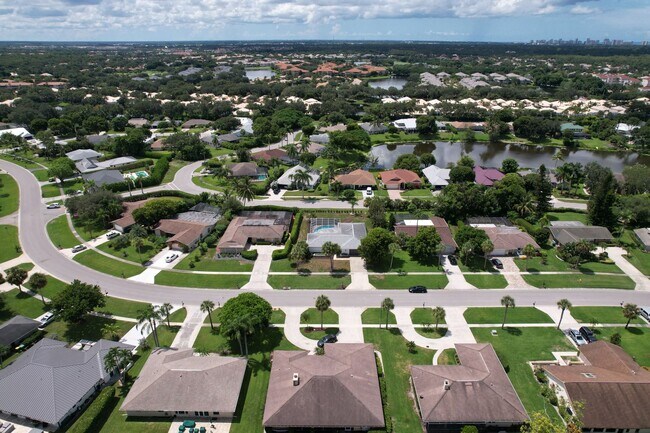 Building Photo - ** VICTORIA PARK ** 4 BED / 2 BATH - POOL ...